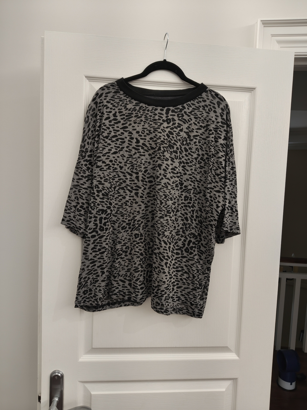 Vintage Y2K Women's Gray Animal Print T-shirt